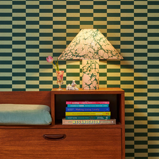 Lámpara de mesa de cono de lino y mármol Margate - Emerald Pinky